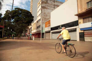 Covid-19: Ribeirão Preto fecha o comércio e transporte público