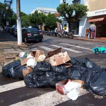Lixo acumulado na esquina dos Correios, na rua Euclides da Cunha, centro de Ourinhos | Foto: Leandro Bulqui